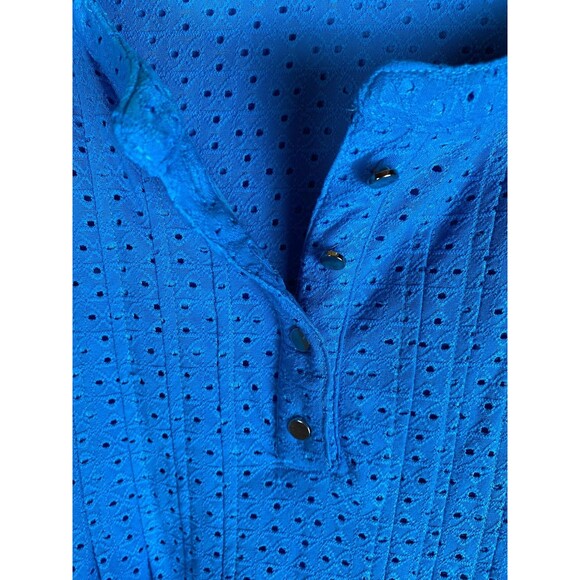 Avenue Women's Plus Sz 18/20 Blue Sleeveless Eyelet 1/4 Button Layered Top - Picture 5 of 12